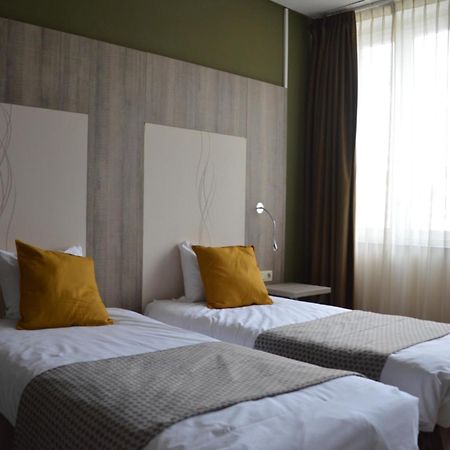ליובן Hotel Mille Colonnes מראה חיצוני תמונה
