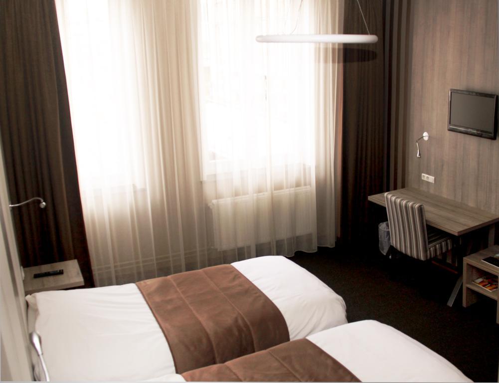 ליובן Hotel Mille Colonnes מראה חיצוני תמונה