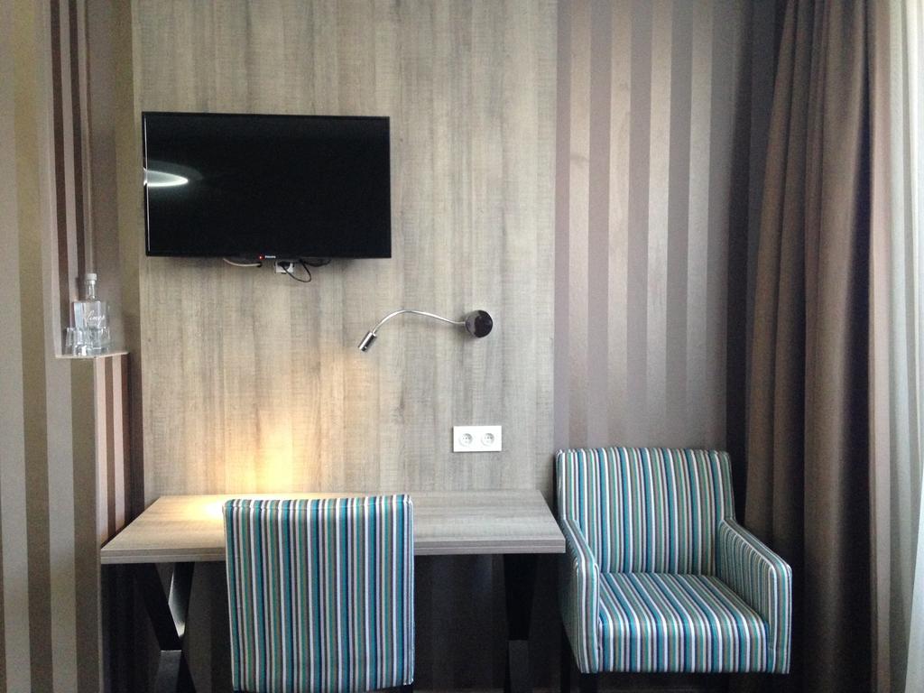 ליובן Hotel Mille Colonnes חדר תמונה