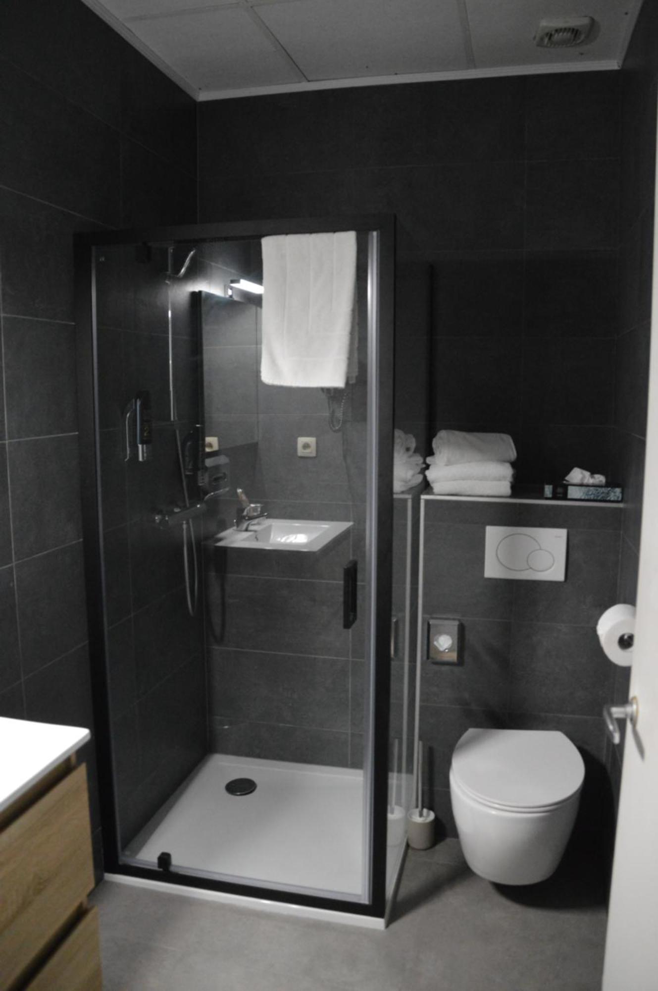 ליובן Hotel Mille Colonnes מראה חיצוני תמונה
