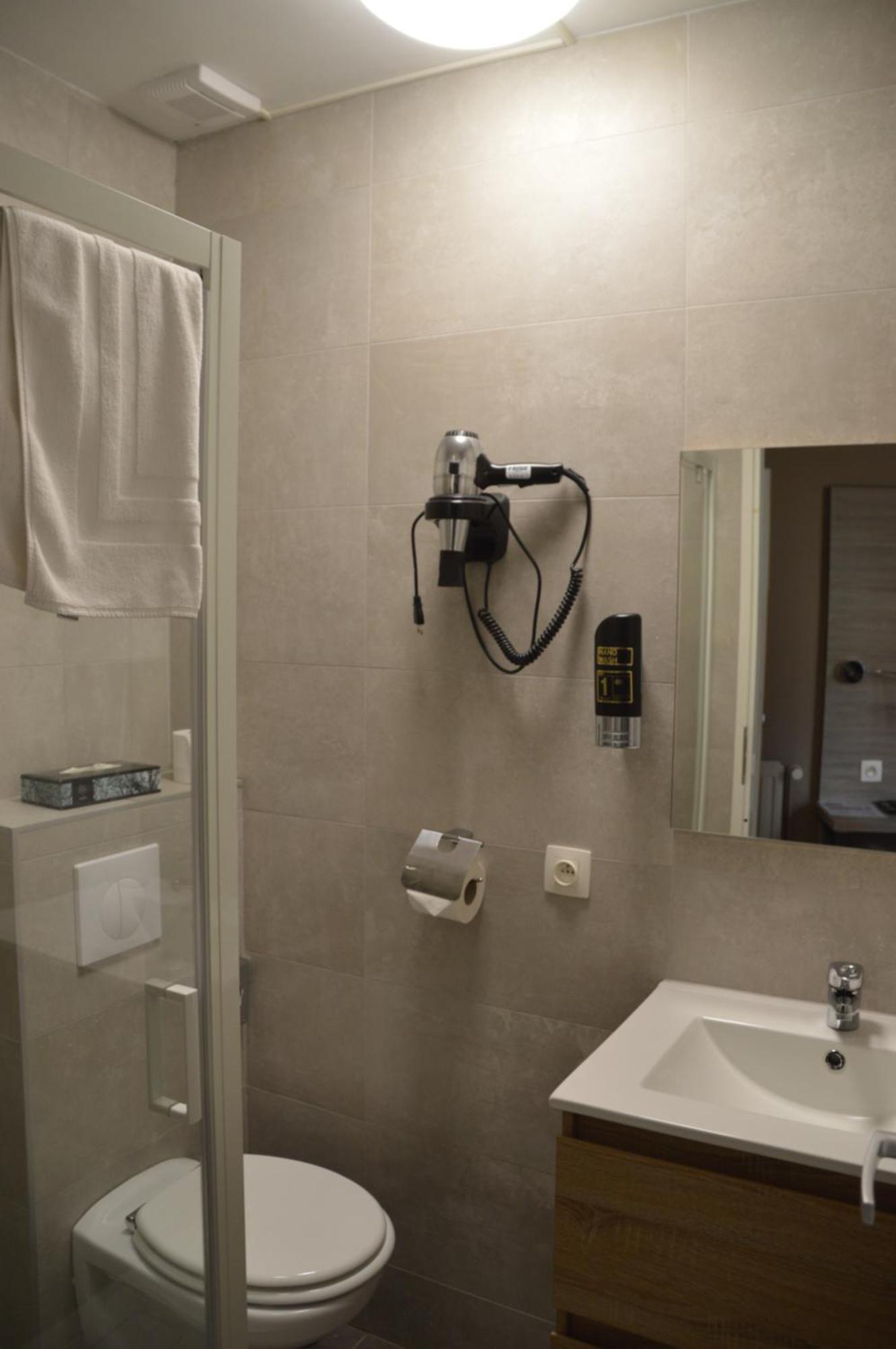 ליובן Hotel Mille Colonnes מראה חיצוני תמונה